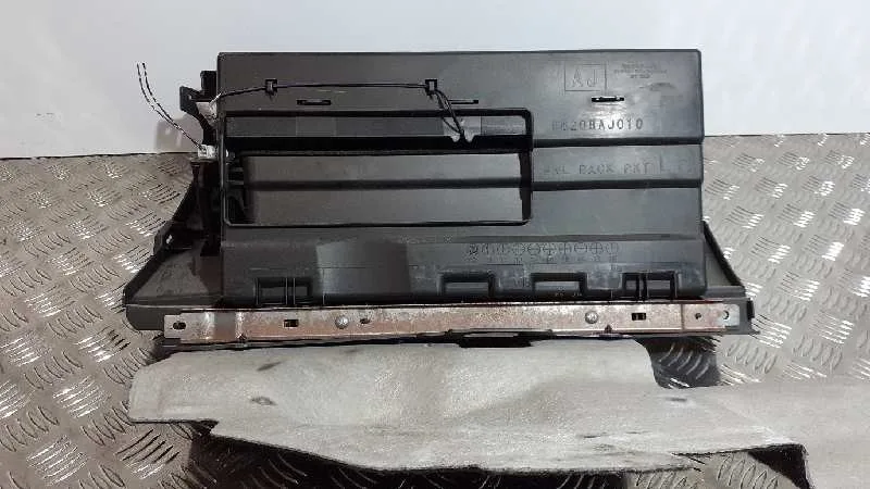 Guantera para Subaru Legacy Lim. B14