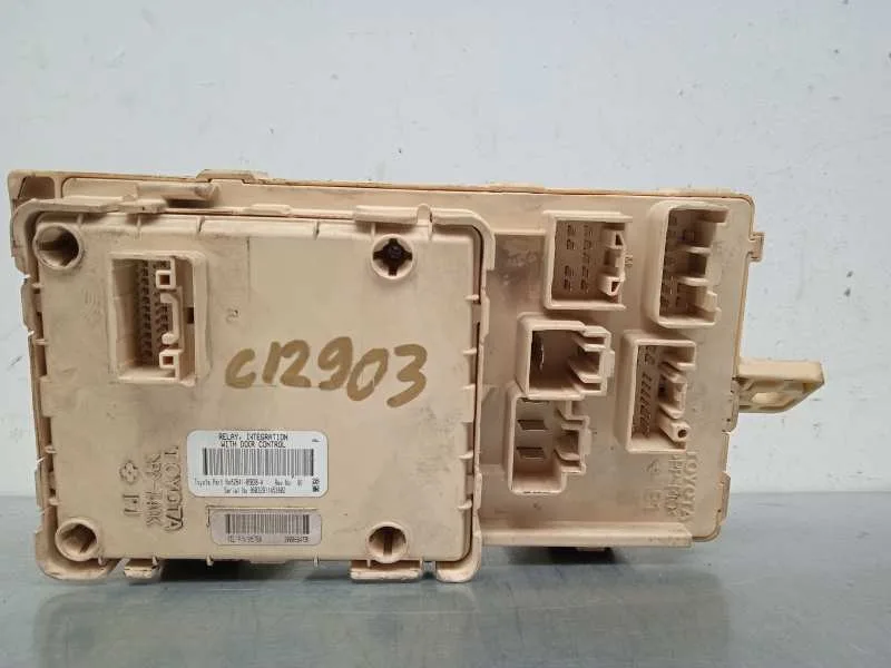 Caja Reles / Fusibles para Toyota Avensis Berlina (T25)