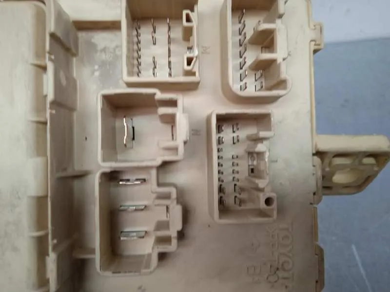 Caja Reles / Fusibles para Toyota Avensis Berlina (T25)