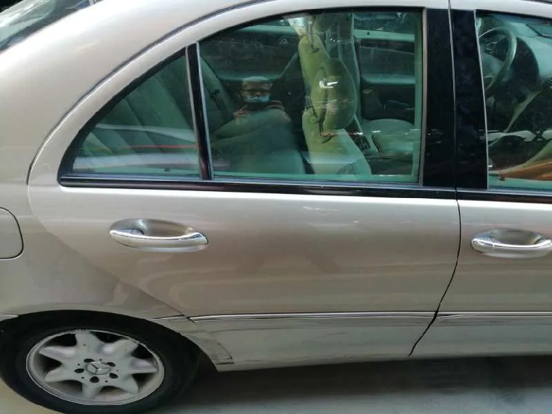 Puerta Trasera Derecha para Mercedes-Benz Clase C (W203) Berlina