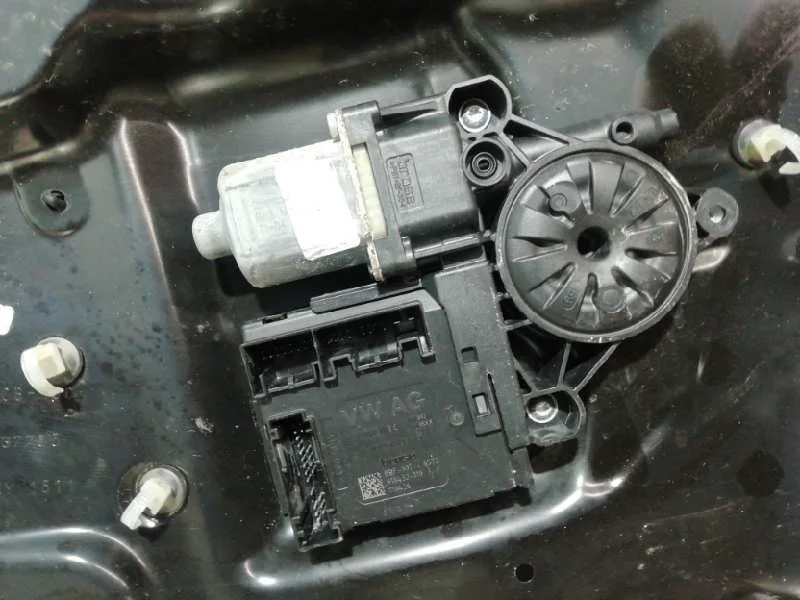 Elevalunas Delantero Izquierdo para Volkswagen Passat Lim. (362)