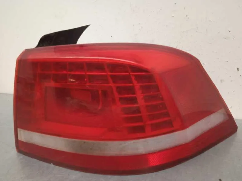 Piloto Trasero Derecho para Volkswagen Passat Lim. (362)