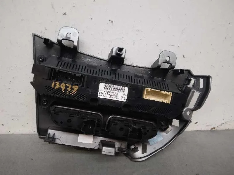 Mando Climatizador para Ford Focus Lim. (Cb8)