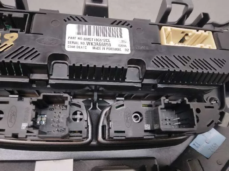 Mando Climatizador para Ford Focus Lim. (Cb8)