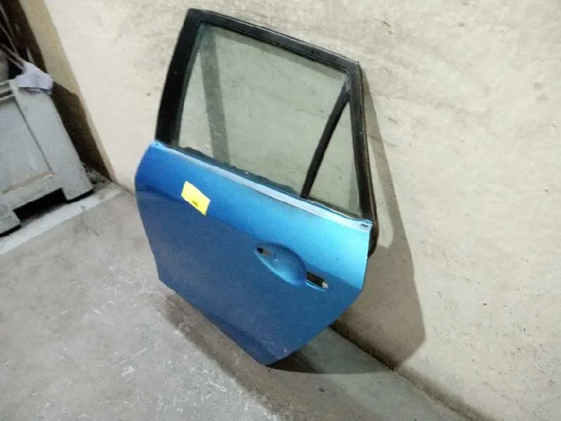 Puerta Trasera Izquierda para Mazda 3 Lim. (Bl)