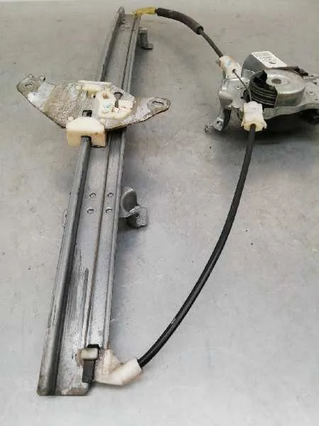 Elevalunas Delantero Derecho para Nissan Almera Tino (V10M)