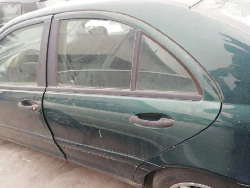 Puerta Trasera Izquierda para Mercedes-Benz Clase C (W203) Berlina