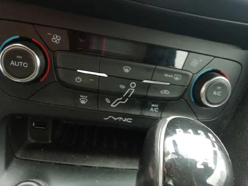 Mando Climatizador para Ford Focus Lim.