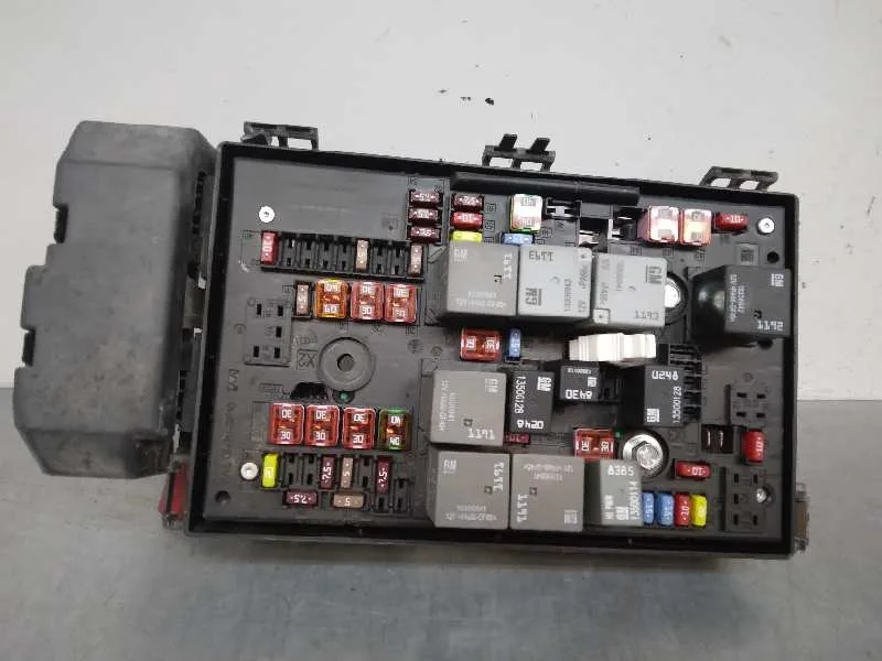 Caja Reles / Fusibles para Opel Astra J Lim.