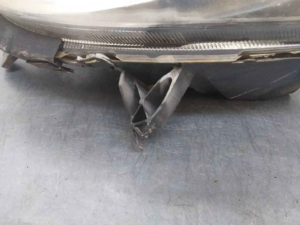 Faro Izquierdo para Nissan Micra (K12E)