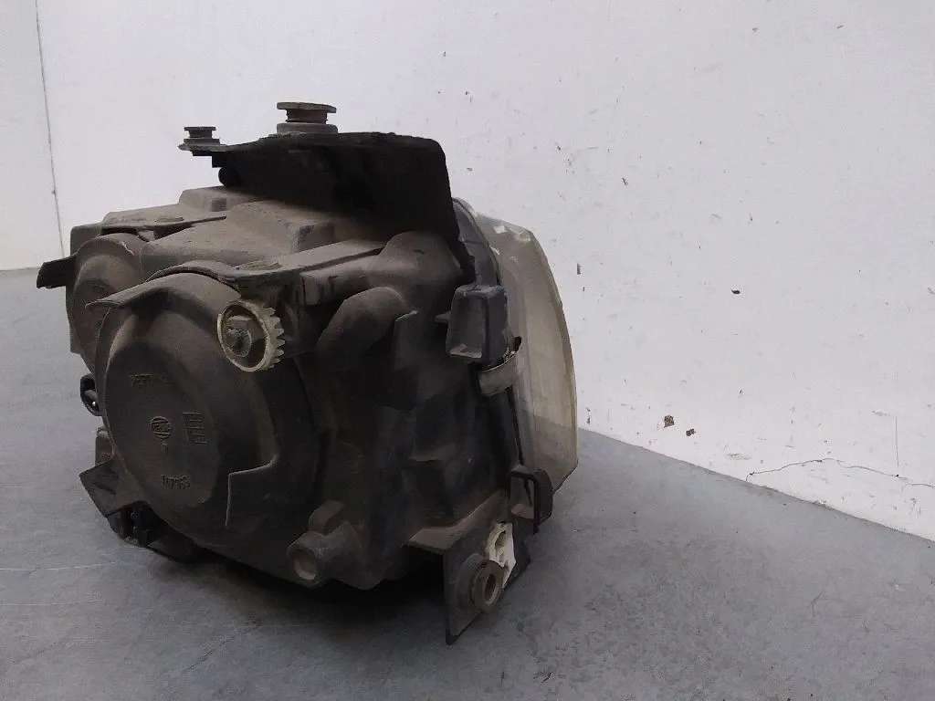 Faro Derecho para Volkswagen Passat Berlina (3B2)