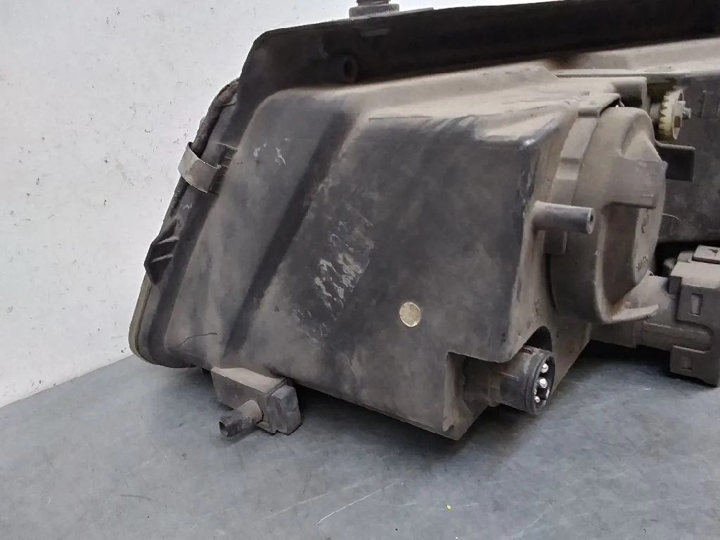 Faro Derecho para Volkswagen Passat Berlina (3B2)