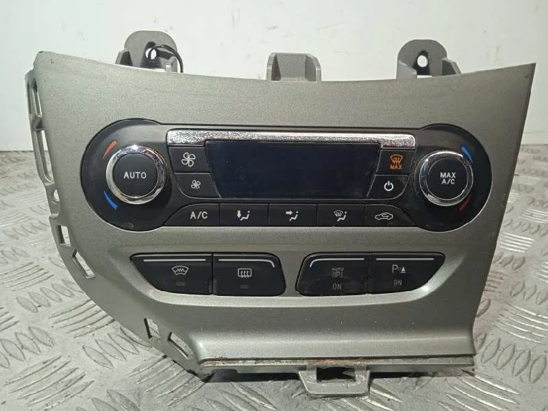 Mando Climatizador para Ford Focus Lim. (Cb8)