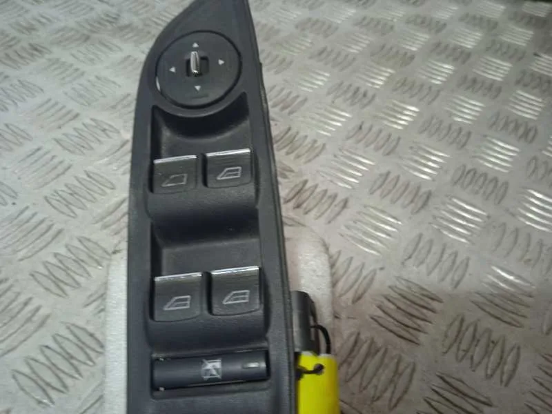 Mando Elevalunas Delantero Izquierdo para Ford Focus Lim. (Cb8)