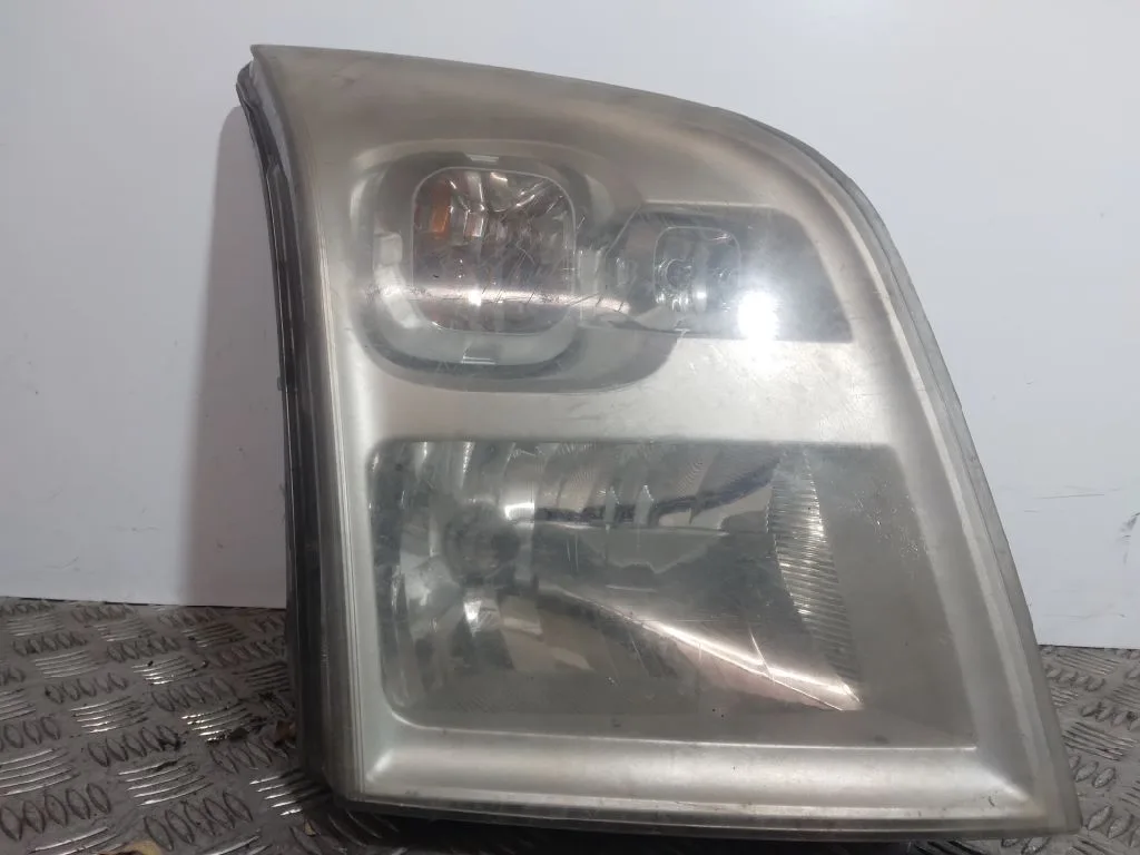 Faro Derecho para Ford Transit Caja Cerrada '06