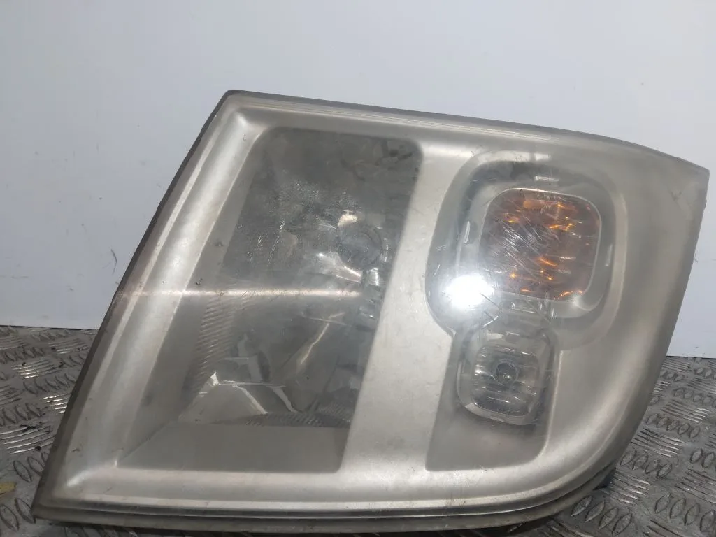 Faro Derecho para Ford Transit Caja Cerrada '06