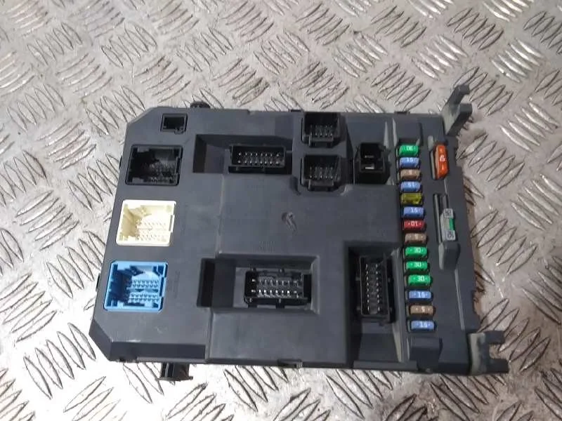 Caja Reles / Fusibles para Peugeot 207