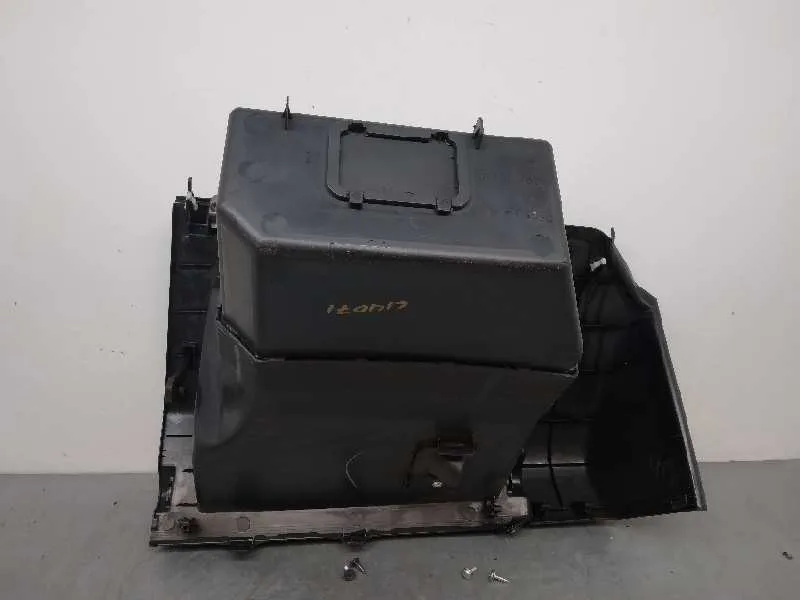 Guantera para Mazda 3 Berlina (Bk)