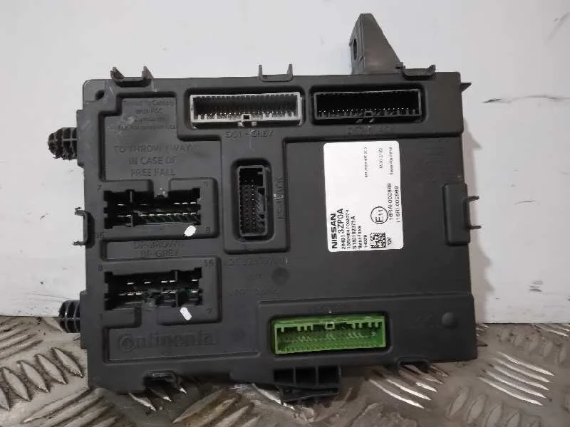 Caja Reles / Fusibles para Nissan Pulsar (C13)