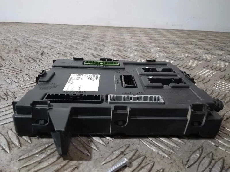 Caja Reles / Fusibles para Nissan Pulsar (C13)