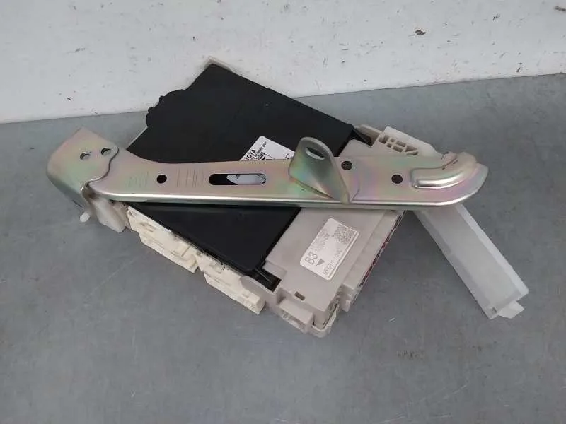 Caja Reles / Fusibles para Toyota Iq