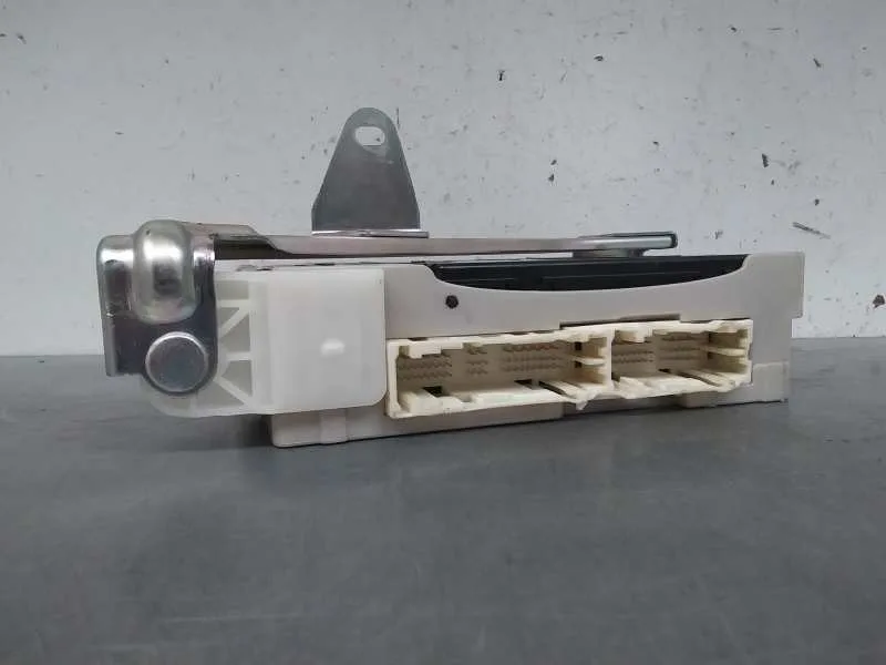 Caja Reles / Fusibles para Toyota Iq
