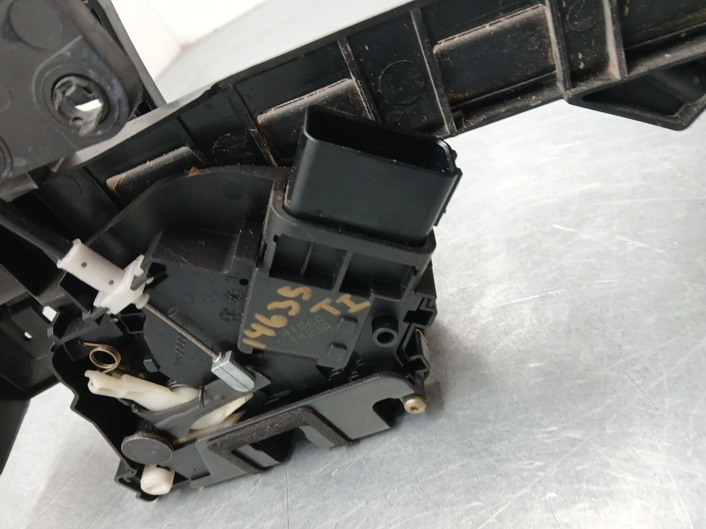 Cerradura Puerta Trasera Izquierda para Ford Focus Berlina (Cap)
