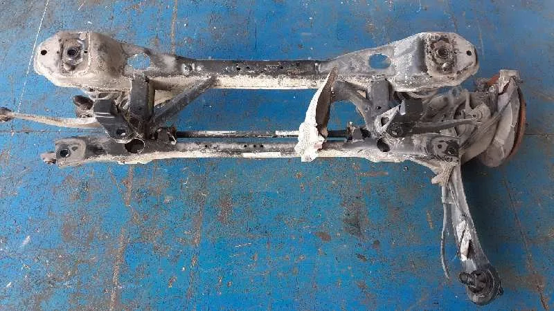 Puente Trasero para Ford Focus Lim. (Cb8)