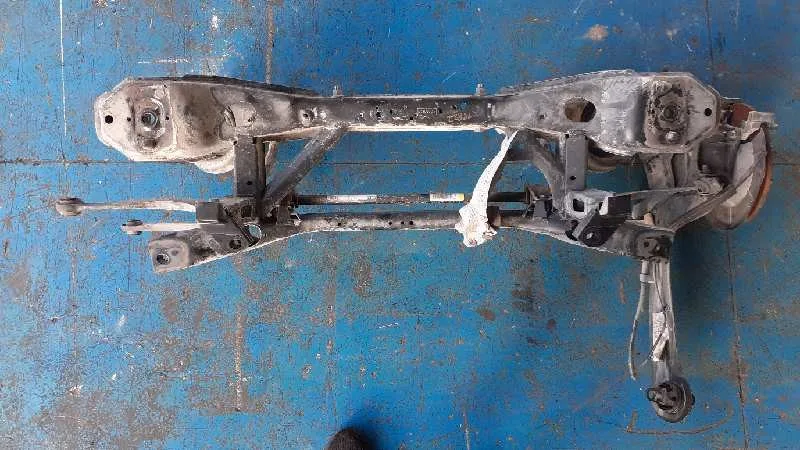 Puente Trasero para Ford Focus Lim. (Cb8)