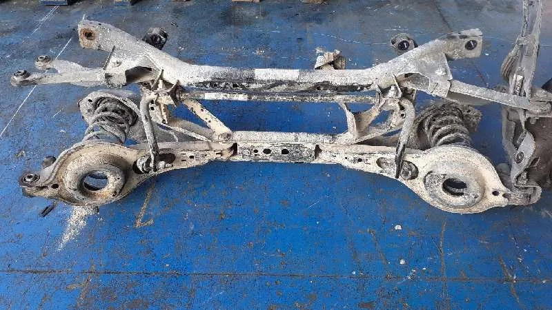 Puente Trasero para Ford Focus Lim. (Cb8)