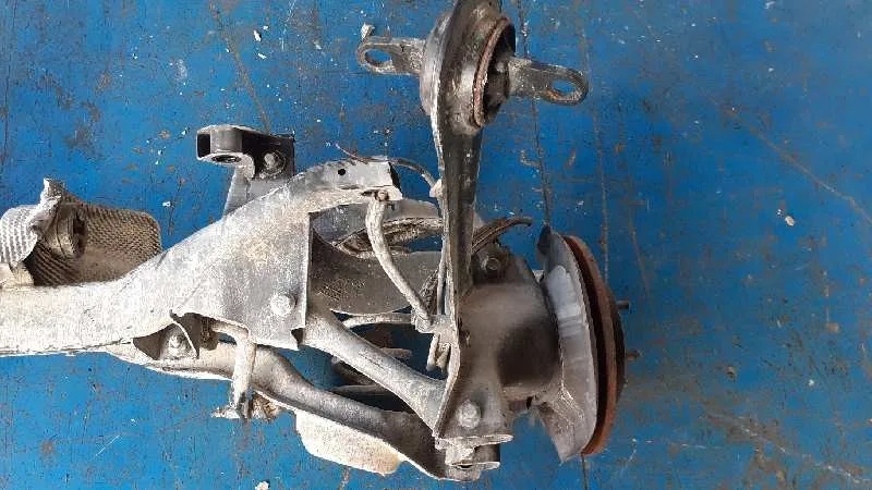 Puente Trasero para Ford Focus Lim. (Cb8)