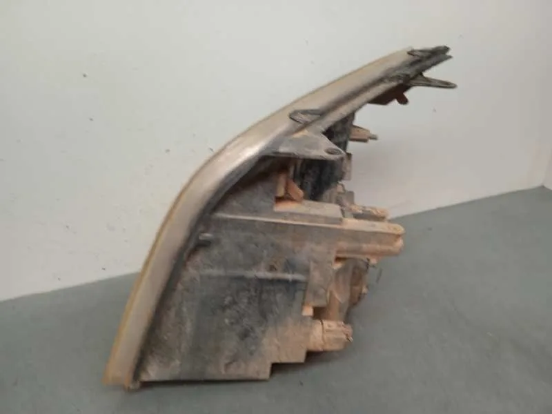 Faro Derecho para Ford Transit Caja Cerrada '06