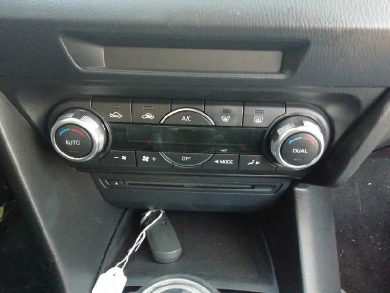 Mando Climatizador para Mazda 3 Lim. ()