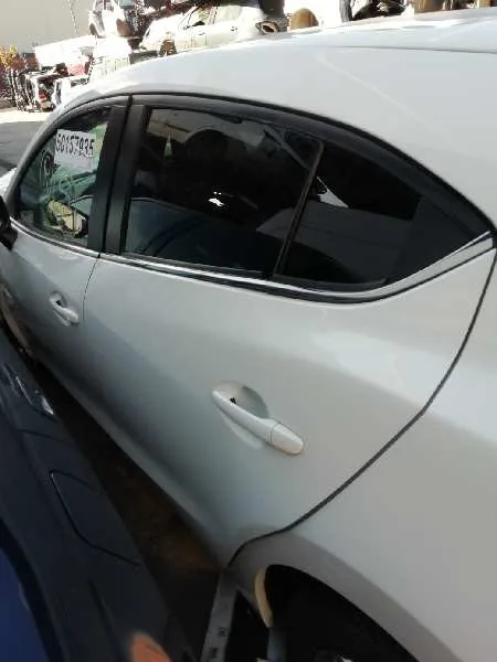 Puerta Trasera Izquierda para Mazda 3 Lim. ()