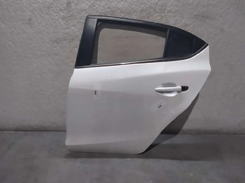 Puerta Trasera Izquierda para Mazda 3 Lim. ()