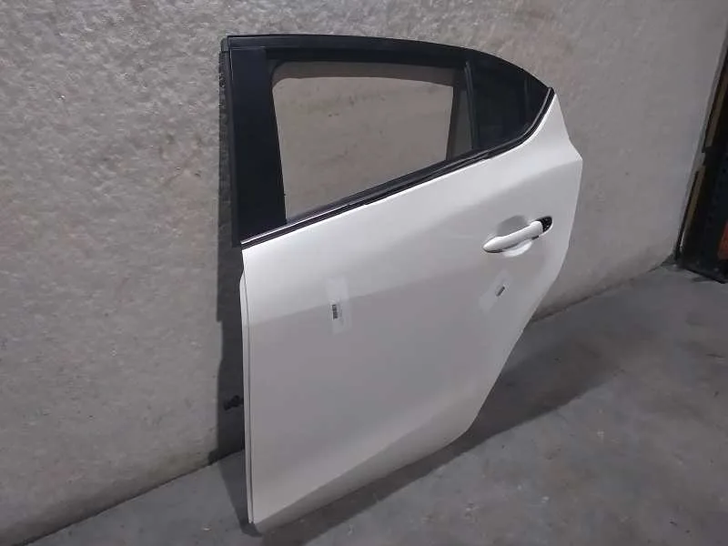 Puerta Trasera Izquierda para Mazda 3 Lim. ()