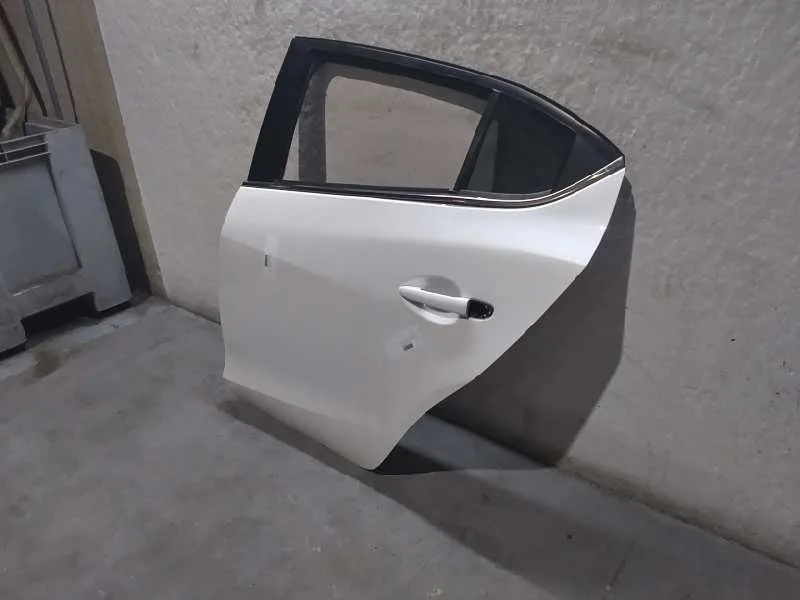 Puerta Trasera Izquierda para Mazda 3 Lim. ()