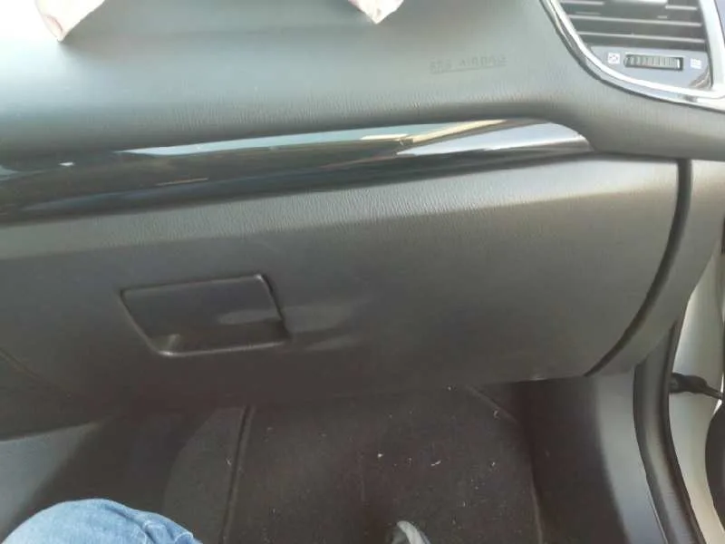 Guantera para Mazda 3 Lim. ()