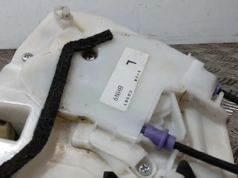 Cerradura Puerta Trasera Derecha para Mazda 3 Lim. ()