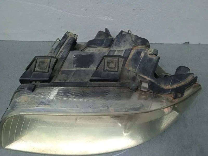 Faro Izquierdo para Audi A6 Berlina (4B2)