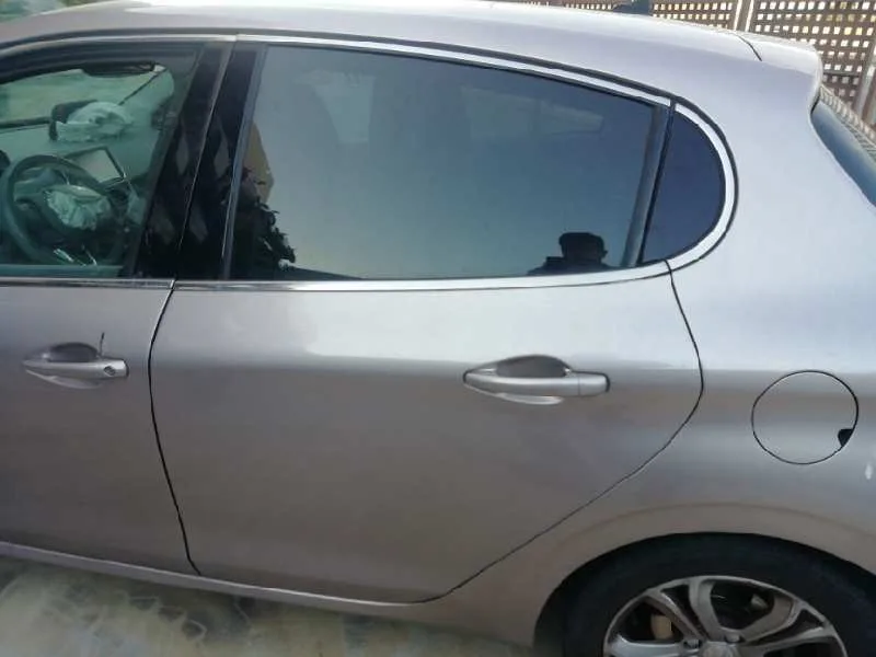Puerta Trasera Izquierda para Peugeot 208