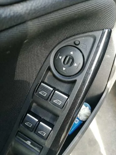 Mando Elevalunas Delantero Izquierdo para Ford Focus Turn.