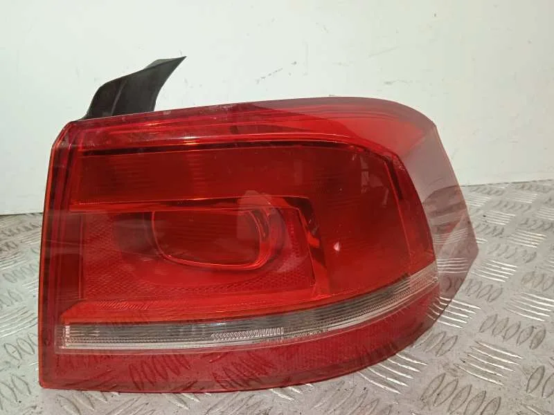 Piloto Trasero Derecho para Volkswagen Passat Lim. (362)