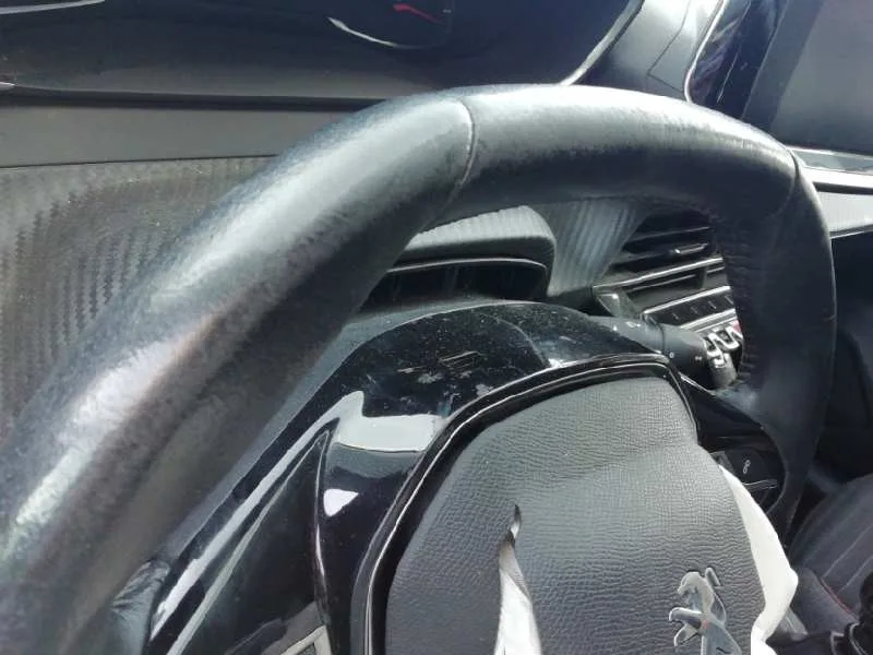 Volante para Peugeot 208 (P2)