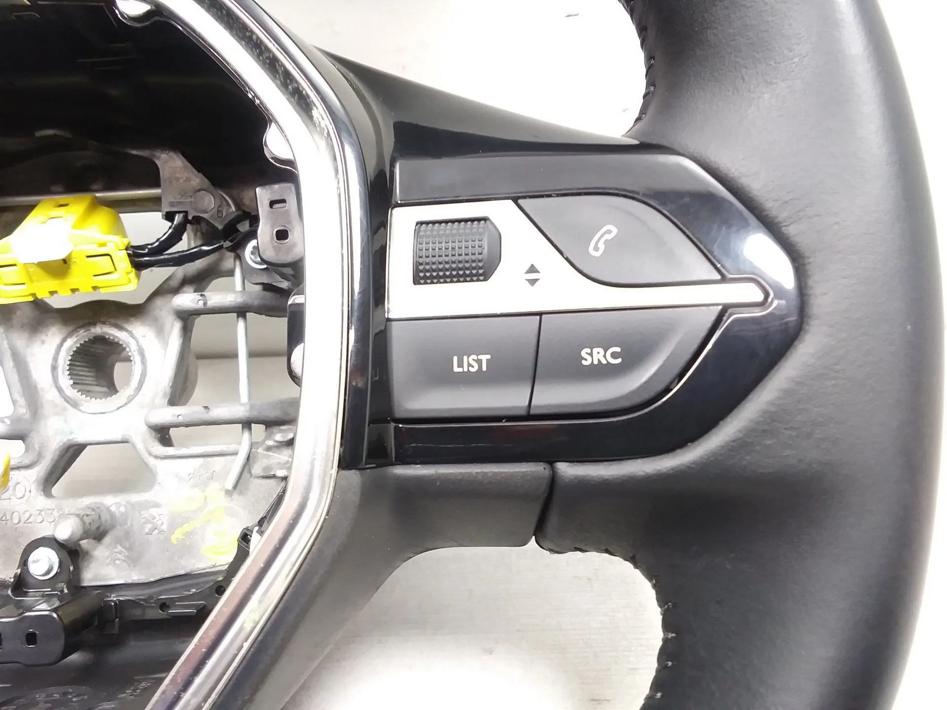 Volante para Peugeot 208 (P2)