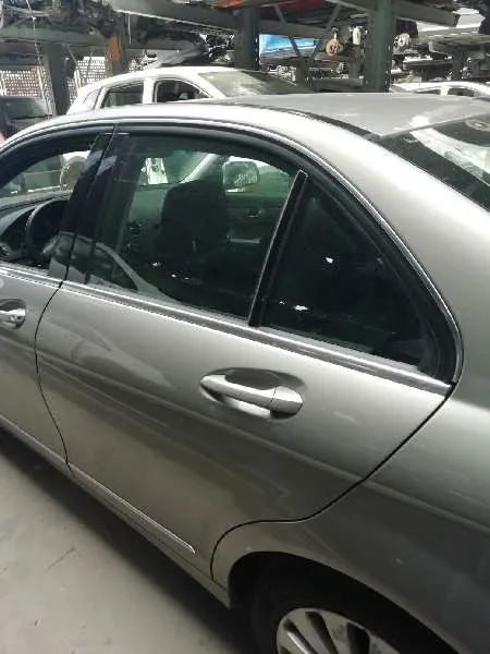 Puerta Trasera Izquierda para Mercedes-Benz Clase C (W204) Berlina