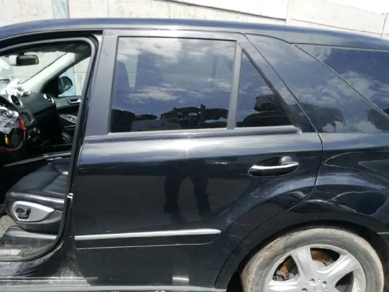 Puerta Trasera Izquierda para Mercedes-Benz Clase M (W164)