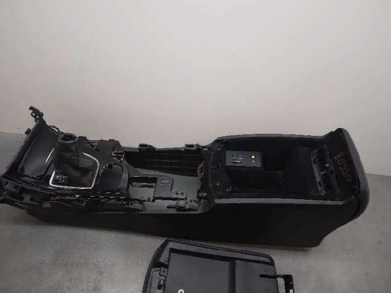 Apoyabrazos Central para Infiniti Q50