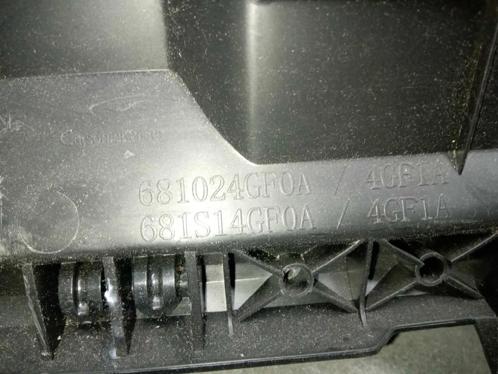 Guantera para Infiniti Q50