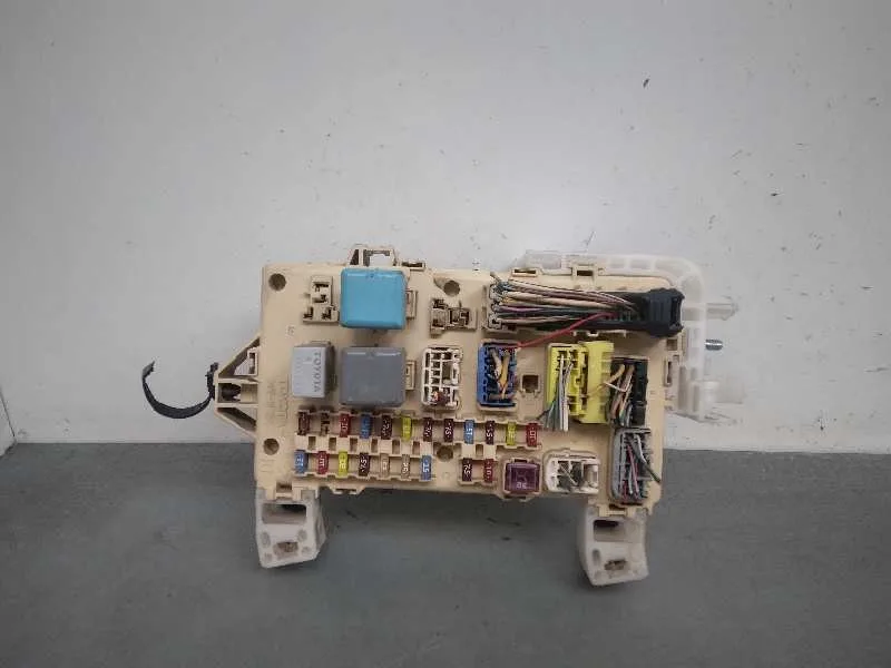 Caja Reles / Fusibles para Toyota Corolla Verso (R1)
